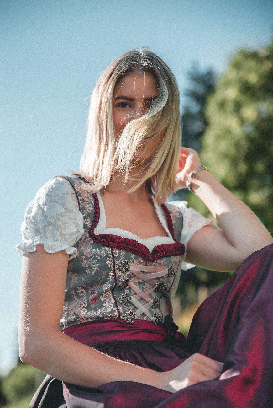 Junge Frau im Dirndl in Österreich